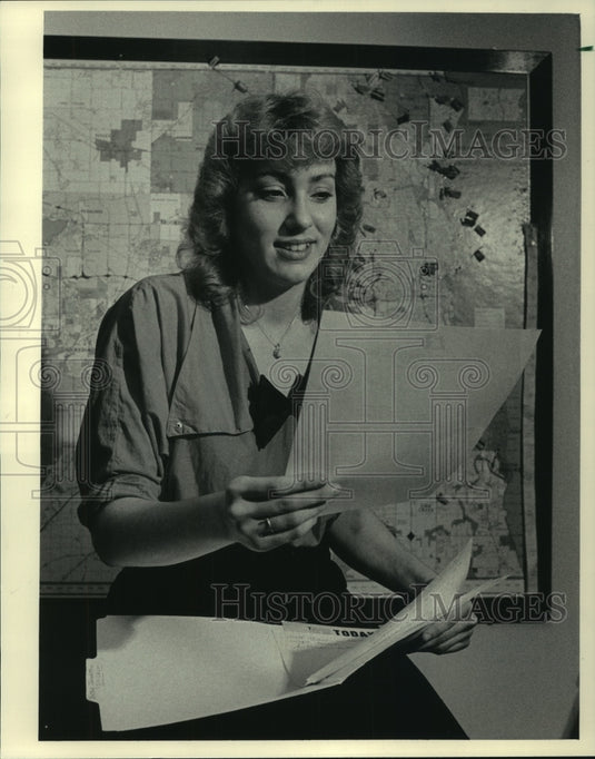 1983 Press Photo Danette Serrano of Cleaning Lady Services, Inc., Milwaukee - Historic Images