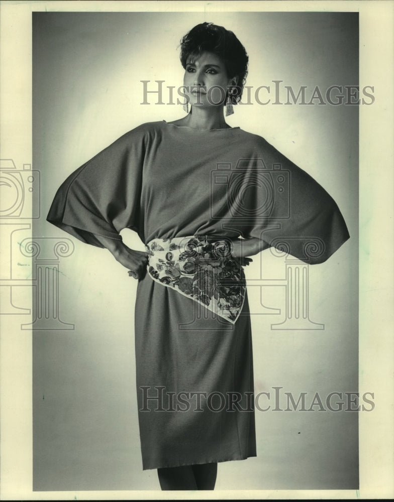 1985 Press Photo Cotton knit dress sewn from a &quot;two-minute dress&quot; pattern - Historic Images