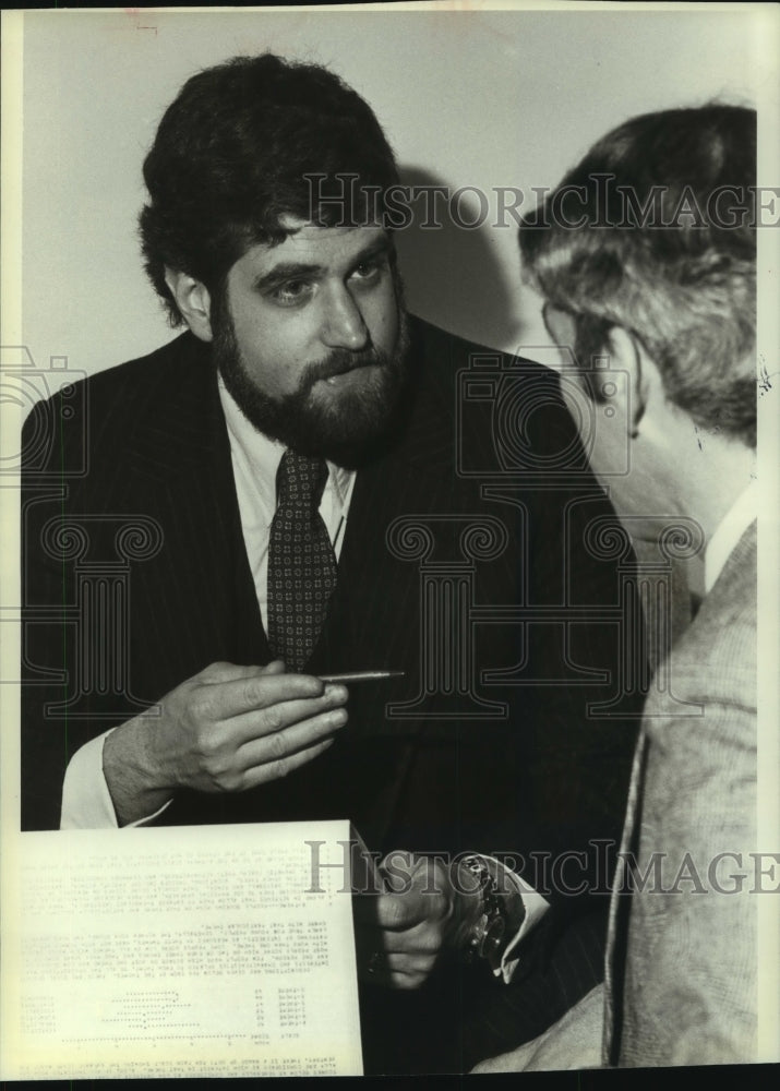 1981 Laurence Stybel counsels fired executives - Historic Images