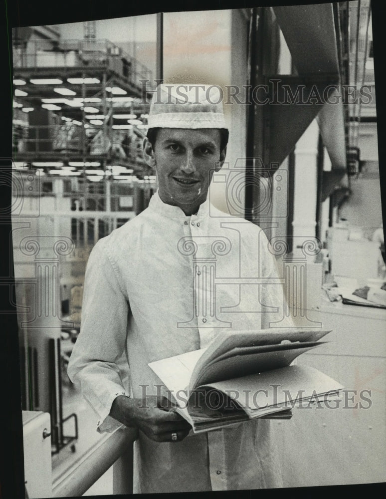 1968, Former Milwaukeean Hal Sullivan now works on spacecraft - Historic Images