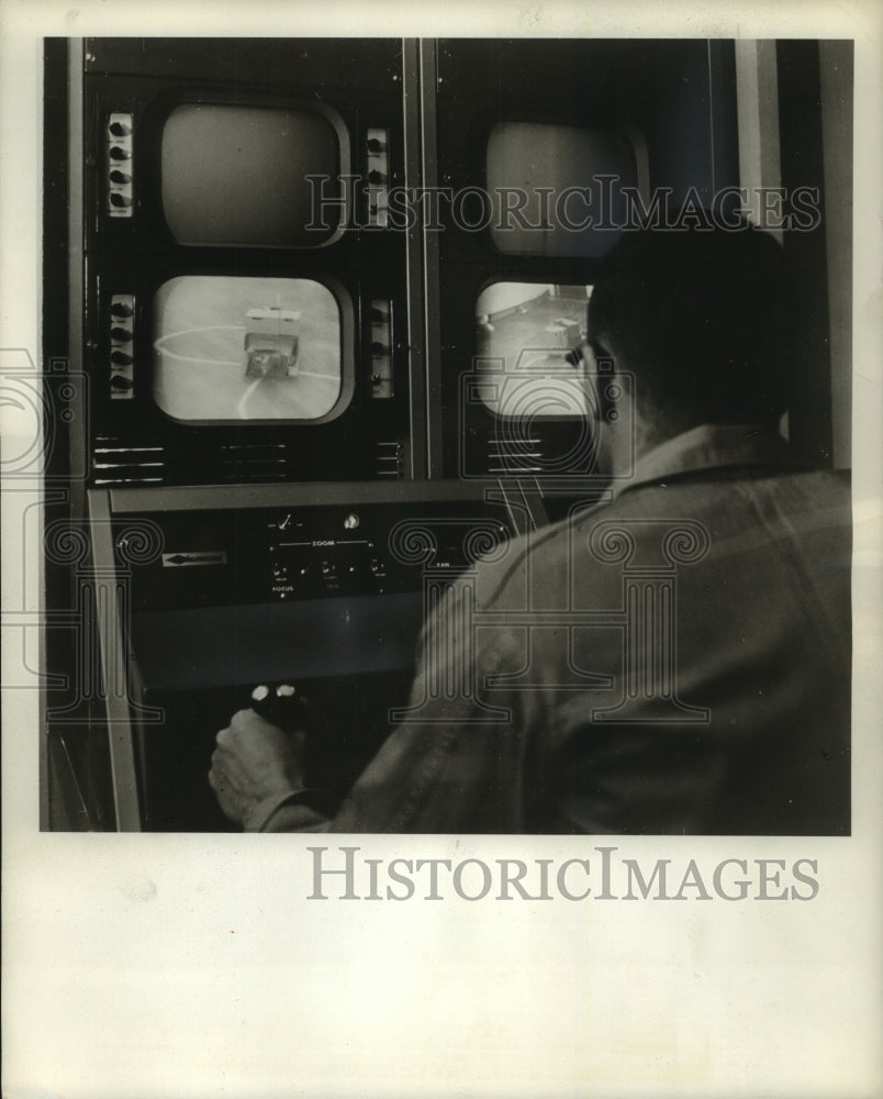 1959 Press Photo Man controls robot truck at Babcock & Wilcox Co. in Virginia- Historic Images