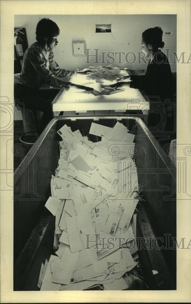 1986, Internal Revenue Service workers verify no checks were left - Historic Images