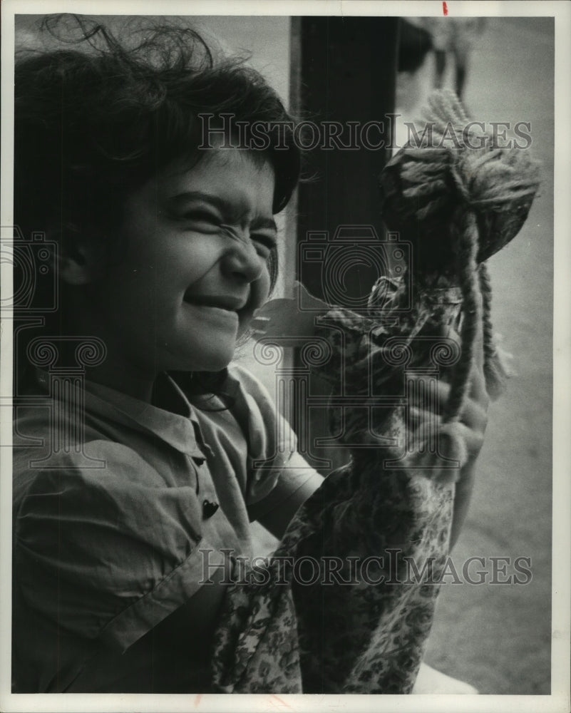 1986 Press Photo Cora Cira and her new puppet playing Wisconsin - mjc07588 - Historic Images