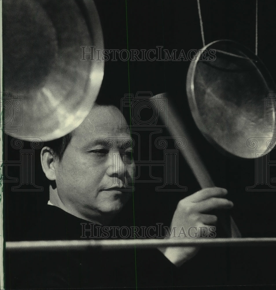 1984 Press Photo Hsu Wang, Hsiao Hsi Tuan Puppet Troupe of Taiwan, plays gongs - Historic Images