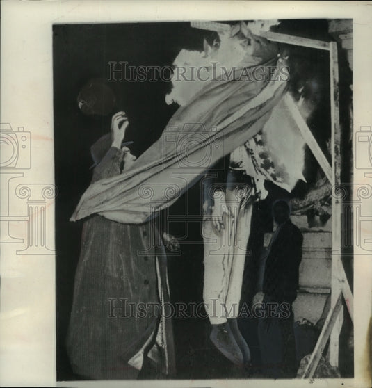 1961 Press Photo Effigy of Indian Prime Minister Nehru burns in Lisbon, Portugal - Historic Images