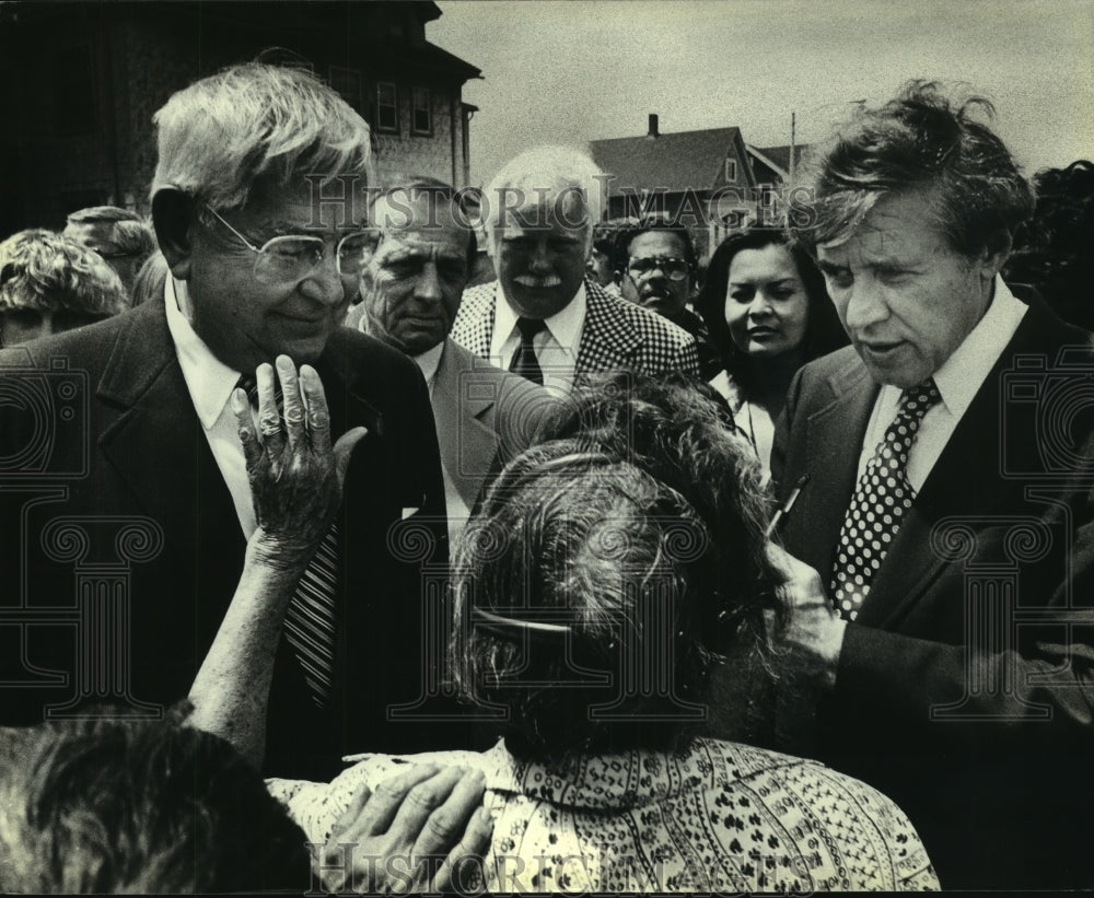 1979, Harold Breier and Mayor Maier talk with Milwaukee residents - Historic Images