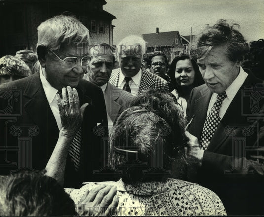 1979, Harold Breier and Mayor Maier talk with Milwaukee residents - Historic Images