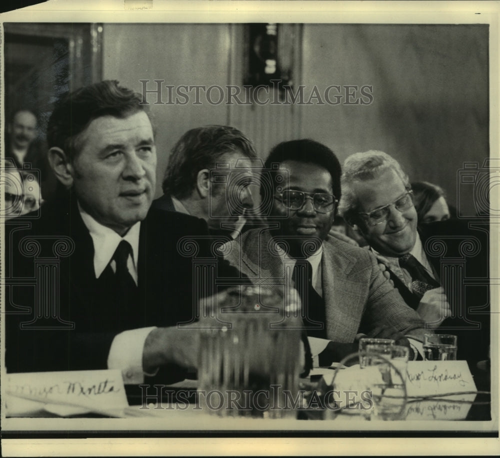 1973, Milwaukee Mayor Henry Maier meet with mayors at Senate - Historic Images