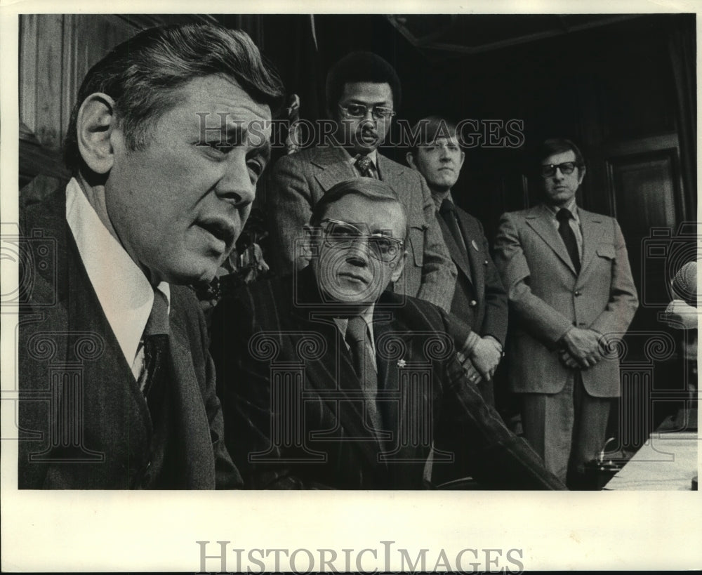 1972 Press Photo Mayor Maier and others meet with Richard Nowakowski in office-Historic Images