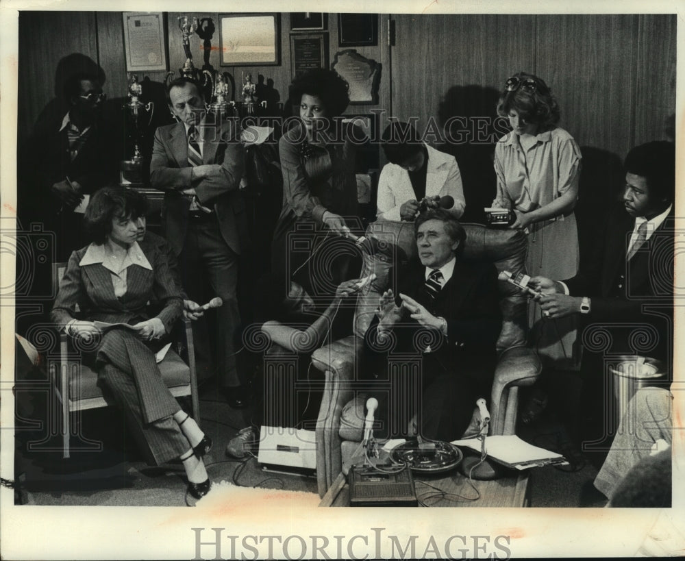 1979 Press Photo Mayor Maier with NAACP in his office in Milwaukee - mjc07665 - Historic Images