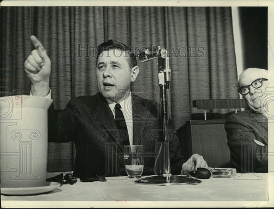 1968, Henry Maier points during meeting with Sigma Delta Chi - Historic Images