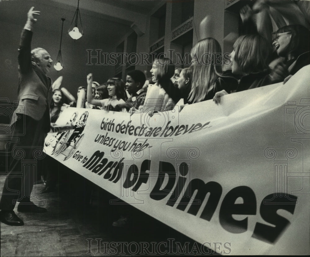 1973 Press Photo Judge Christ Seraphim gives pep talk for fundraiser, Wisconsin - Historic Images