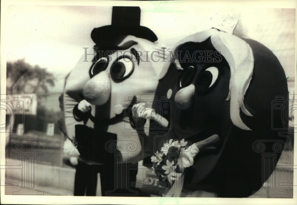 1993 Press Photo Hamburger Patty and Bunard Marry at &#39;90 Festival - mjc07702 - Historic Images