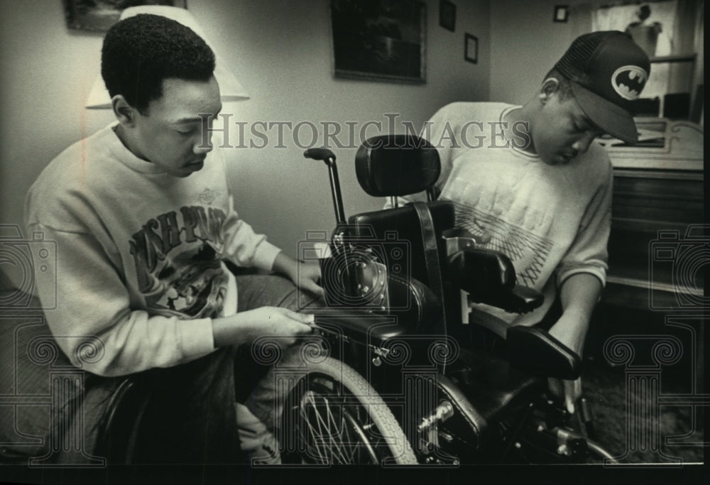 1990 Press Photo Kenneth and Harry Sexton Jr. Adjust Wheelchair For Foster Child - Historic Images