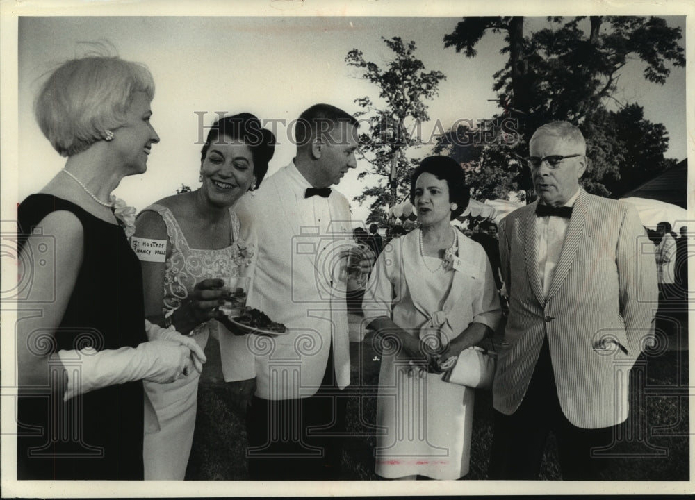 1965 Press Photo Auxiliary members attend annual Medallion night, MIlwaukee - Historic Images