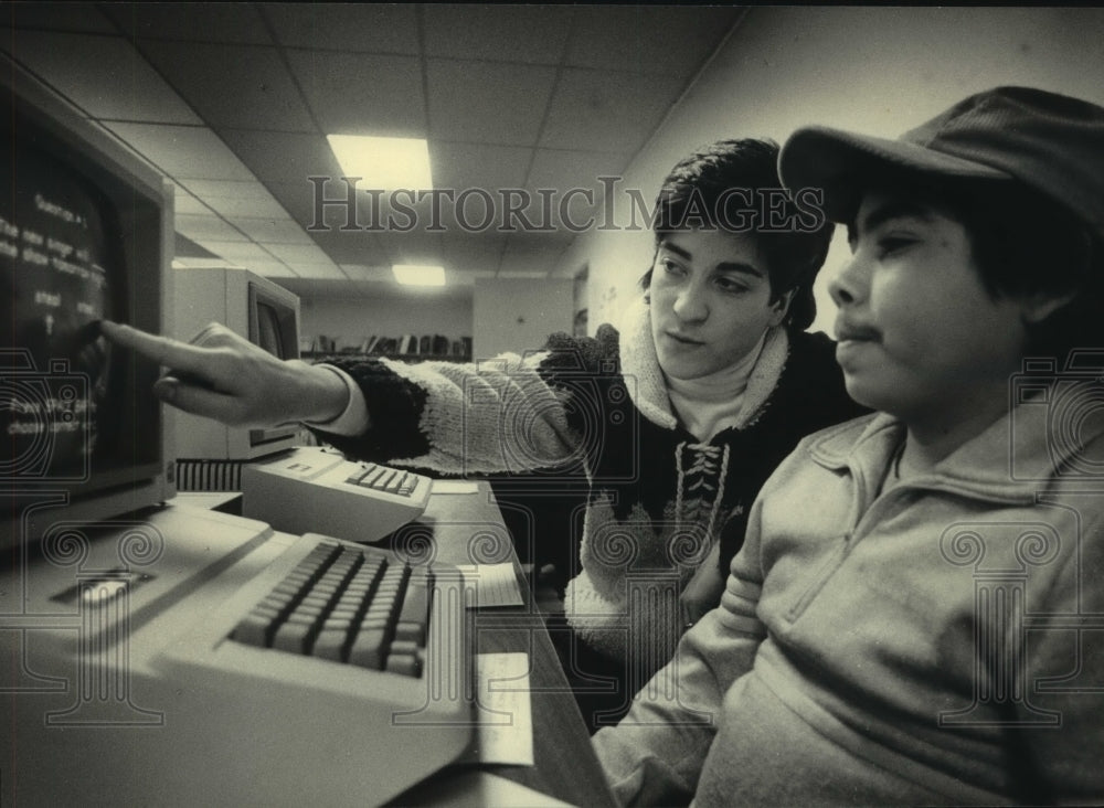 1985, Sue Bolly-Schlenker and Edwin Hernandez use computer - Historic Images