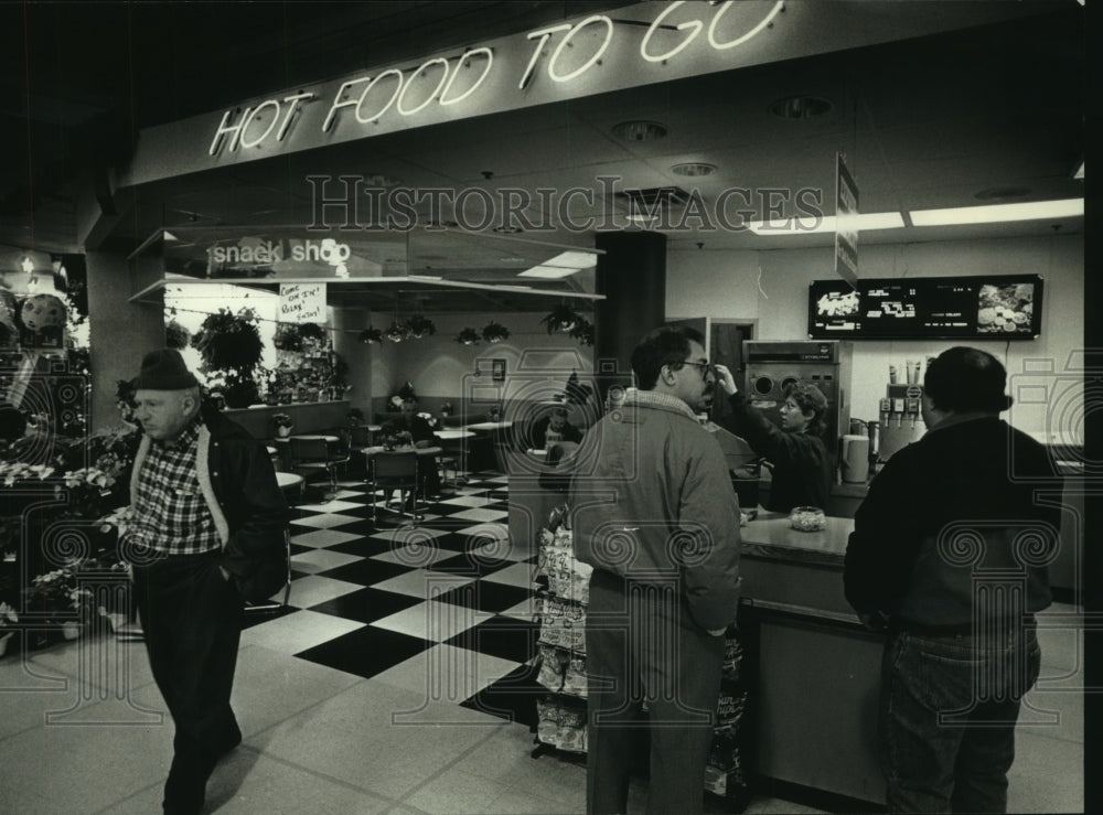 1992 Press Photo Patrons at the cafe in Milwaukee Sentry SuperSaver store - Historic Images