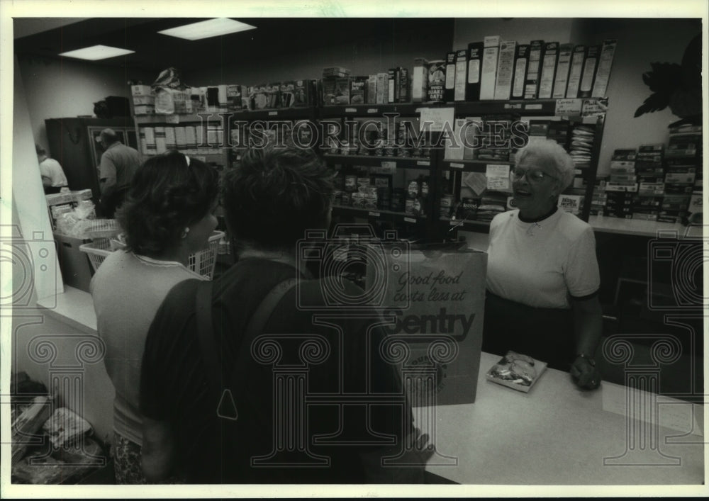 1993 Press Photo Customers give donations at Sentry foods to be matched - Historic Images