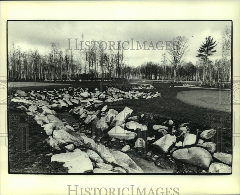 1982 Press Photo A creek in SentryWorld golf course, Stevens Point, Wisconsin - Historic Images