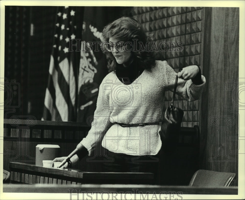 1980 Press Photo Christ Seraphim Hearing witness Marilyn Nee - mjc07777 - Historic Images