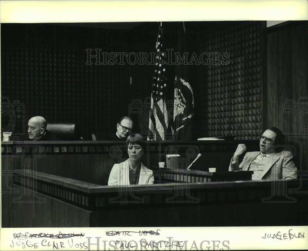 1980 Press Photo Judge Clair Voss and others at Christ Seraphim hearing - Historic Images