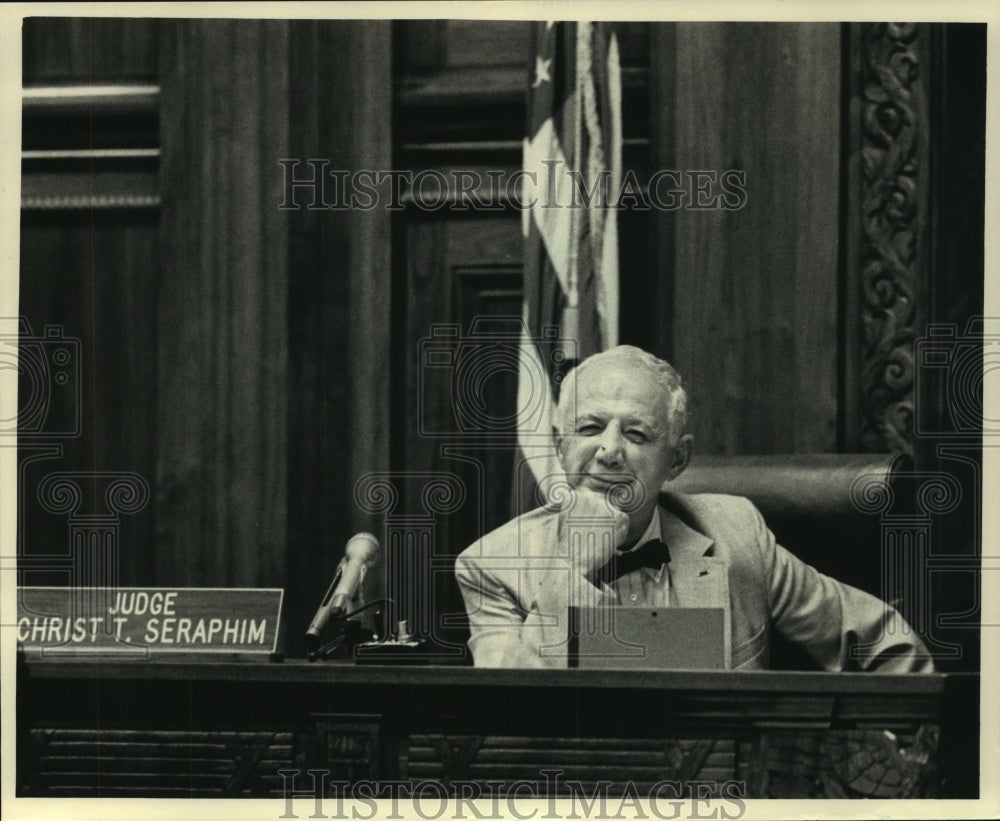1986 Press Photo Circuit Judge Christ T. Seraphim in his last session of court - Historic Images