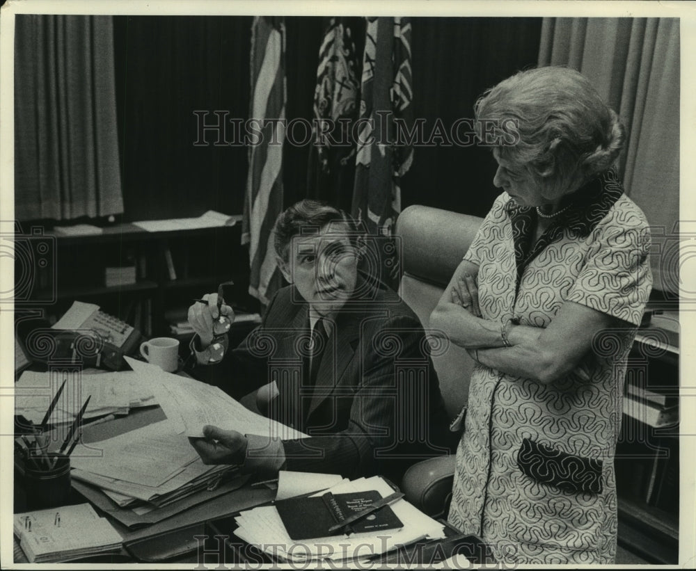 1971 Press Photo Mayor Henry Maier and others Milwaukee - mjc07803 - Historic Images