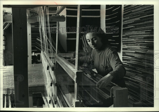 1993 Press Photo Estelle Serena, quilter, weaves room-size rugs, Milwaukee - Historic Images