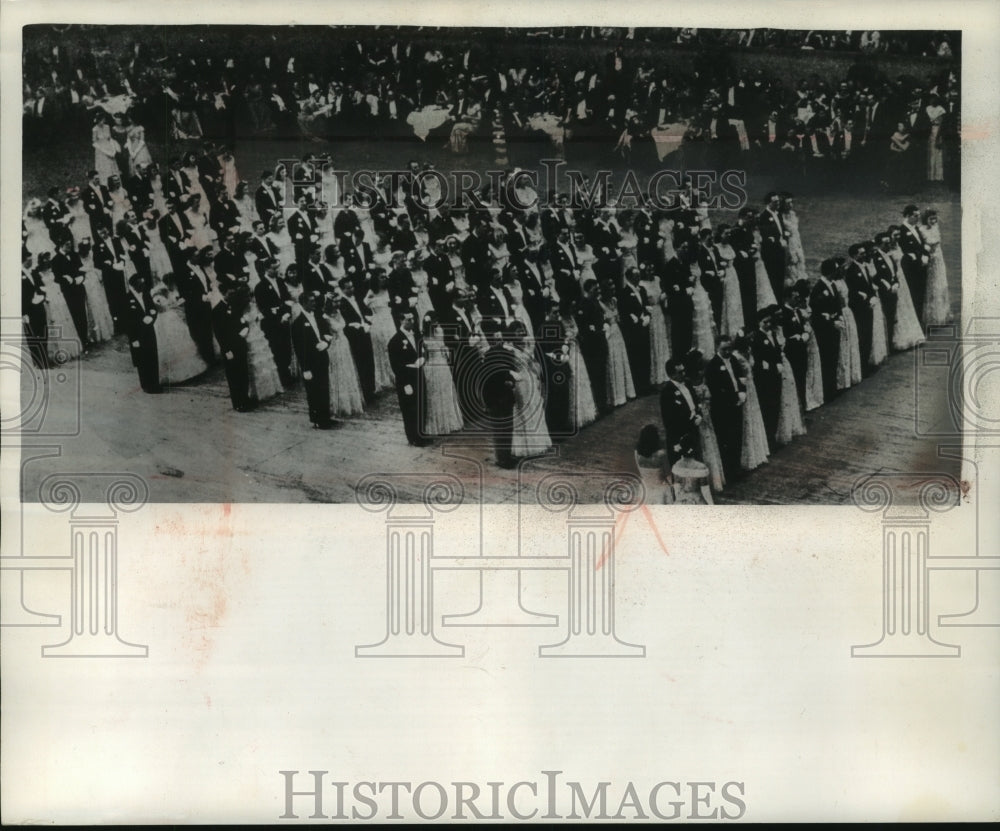 1945 Press Photo Milwaukee Service Club Charity Ball with 72 debutantes- Historic Images