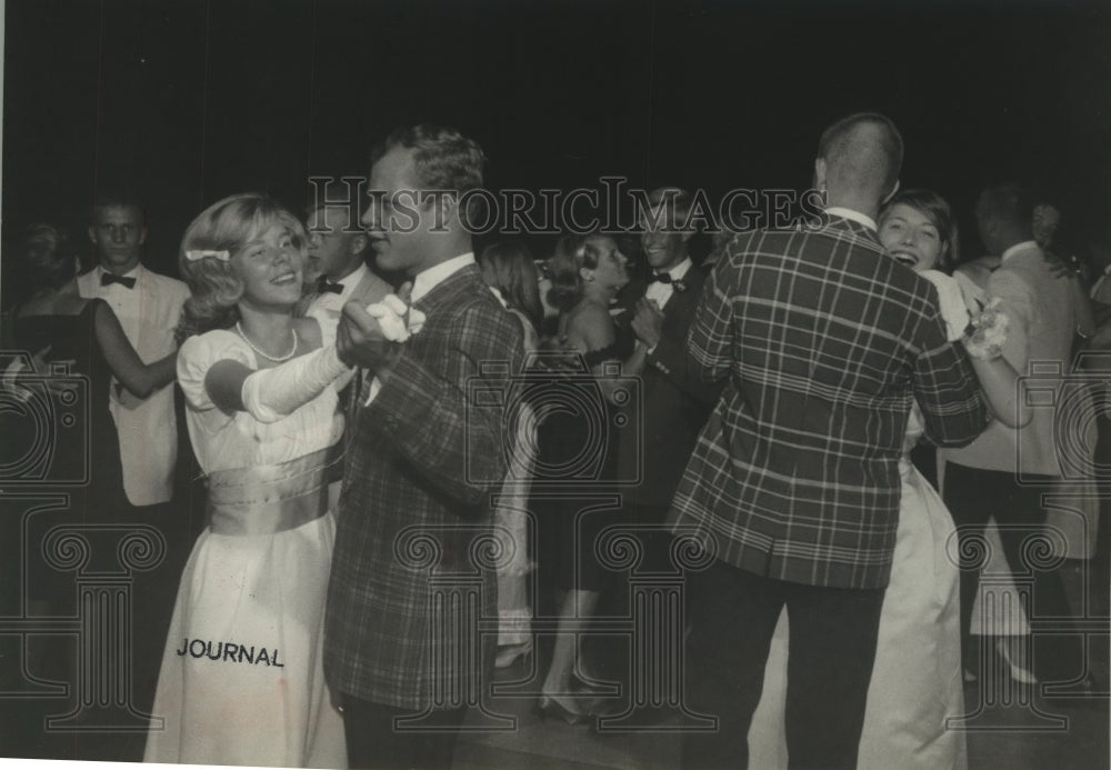 1964 Press Photo Debutantes and their dates dance at Milwaukee Charity Ball-Historic Images