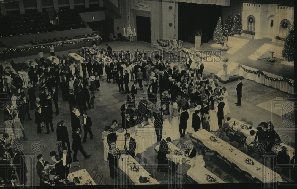 1985 Press Photo more than 1000 attend Milwaukee Service Club Charity Ball - Historic Images