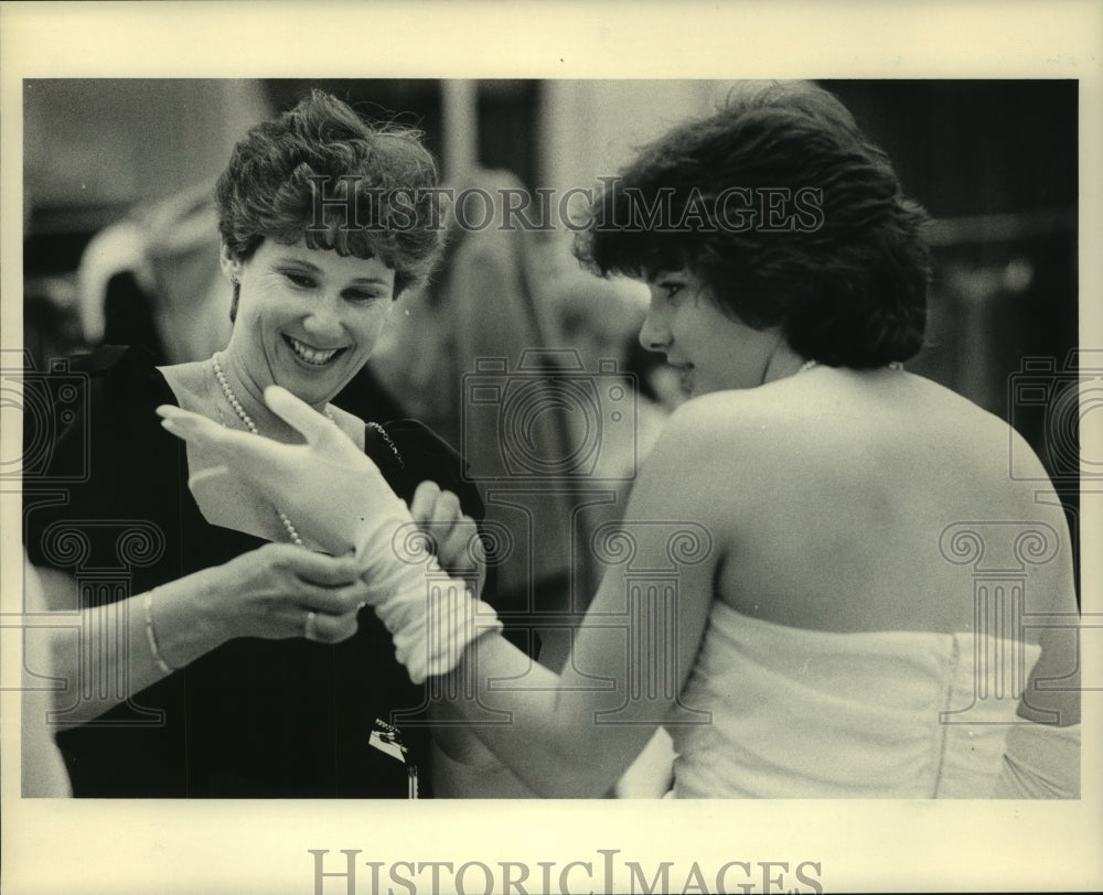 1984 Press Photo Debutante readies for Service Club of Milwaukee&#39;s Charity Ball - Historic Images