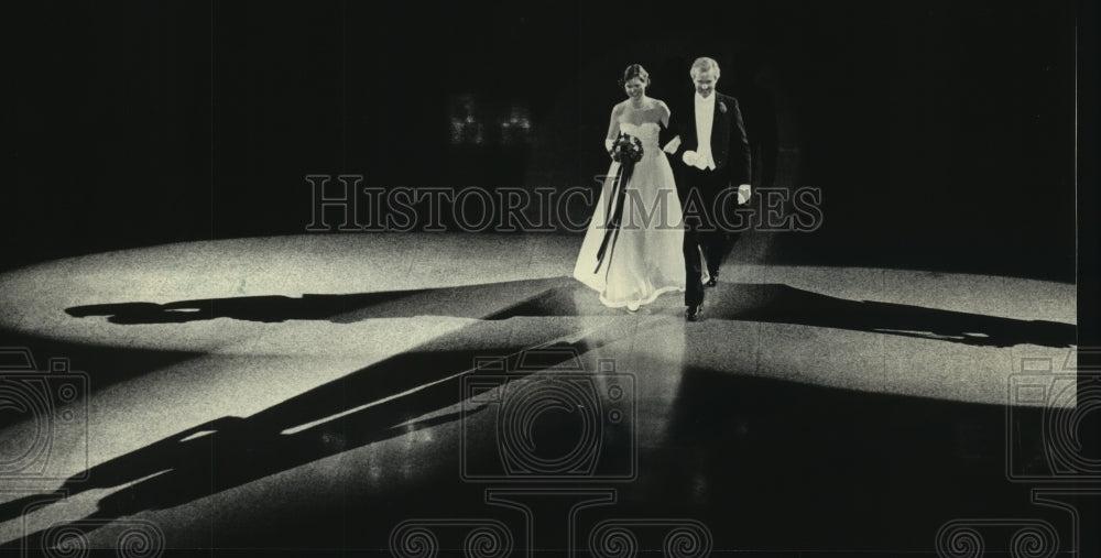 1984 Press Photo Maura Jennings and father, Philip, at Service Club Milwaukee - Historic Images