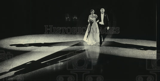 1984 Press Photo Maura Jennings and father, Philip, at Service Club Milwaukee - Historic Images