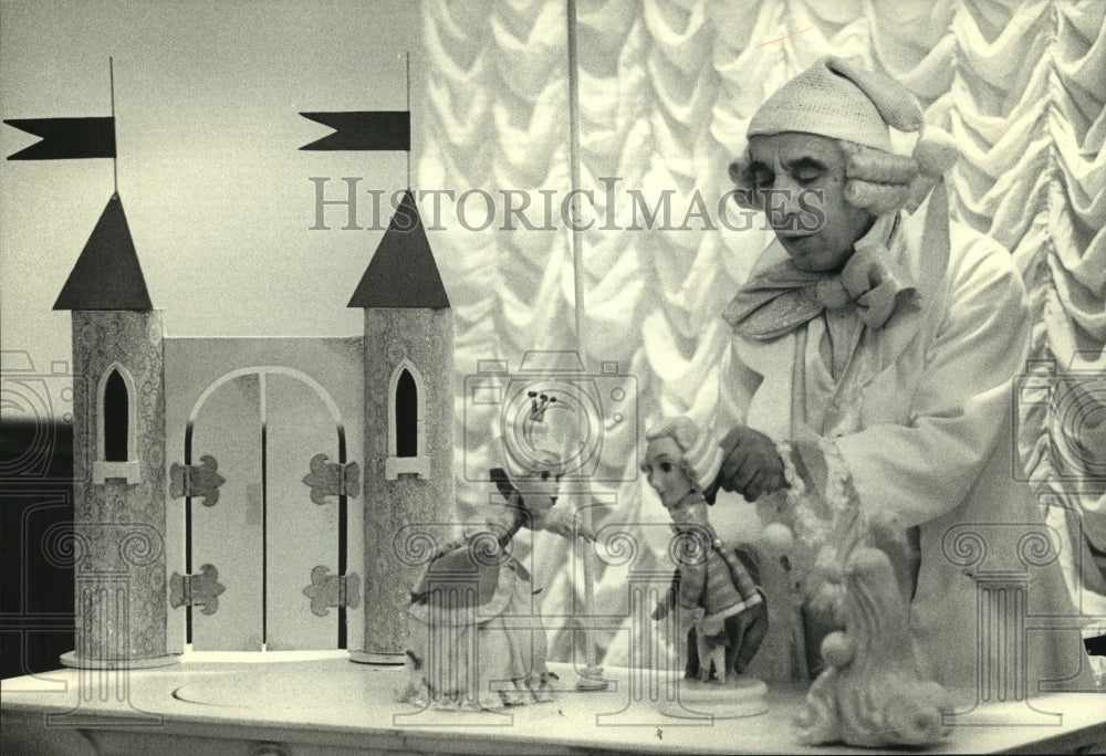 1993 Press Photo Puppet master Issa Yakubor presents show in Whitefish Bay - Historic Images