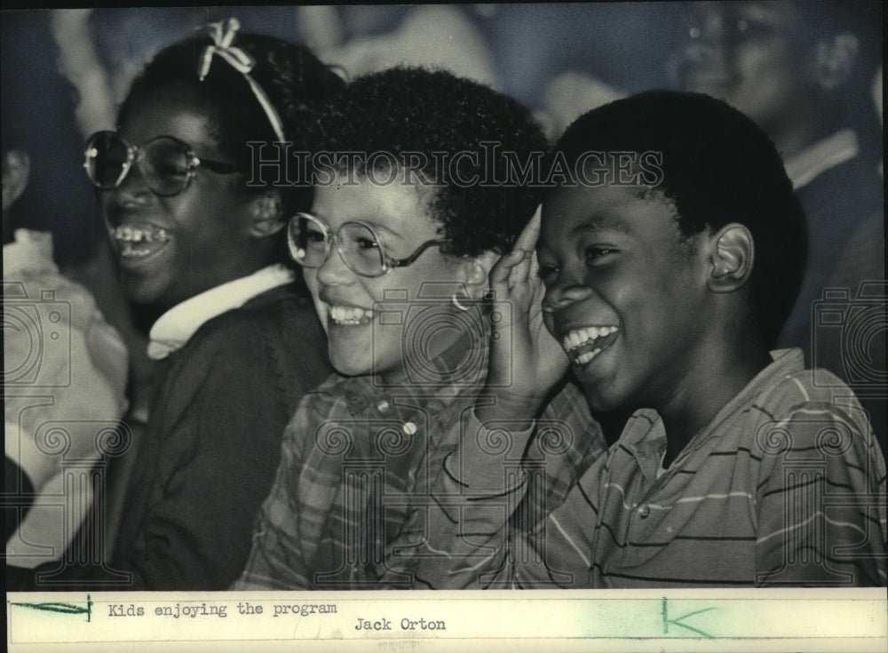 1984 Press Photo Children at Webster Middle School enjoy puppet show - mjc07846 - Historic Images