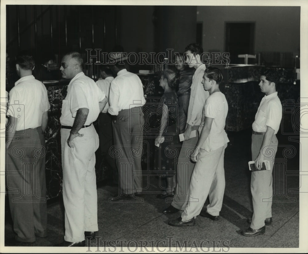 1956, Workers Line Up At "Deposit" Window Of Bank In Puerto Rico - Historic Images