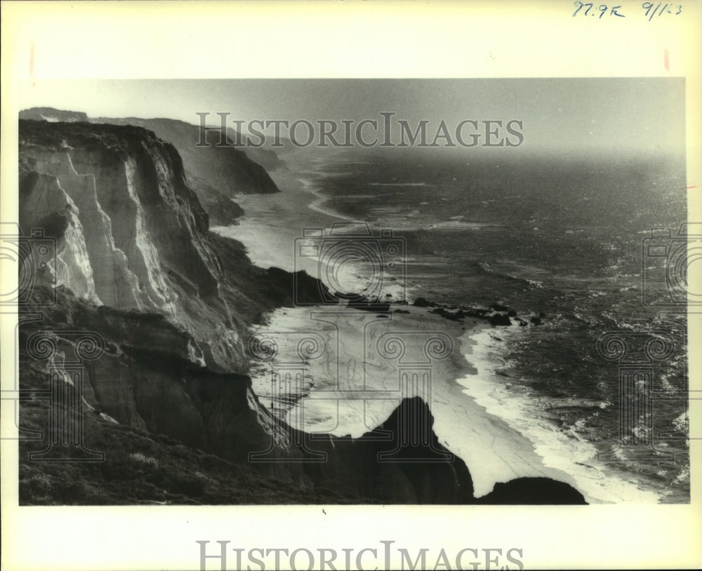 1980 Press Photo Rocky Stretch Of Atlantic Ocean Shoreline On Portugal's Coast - Historic Images