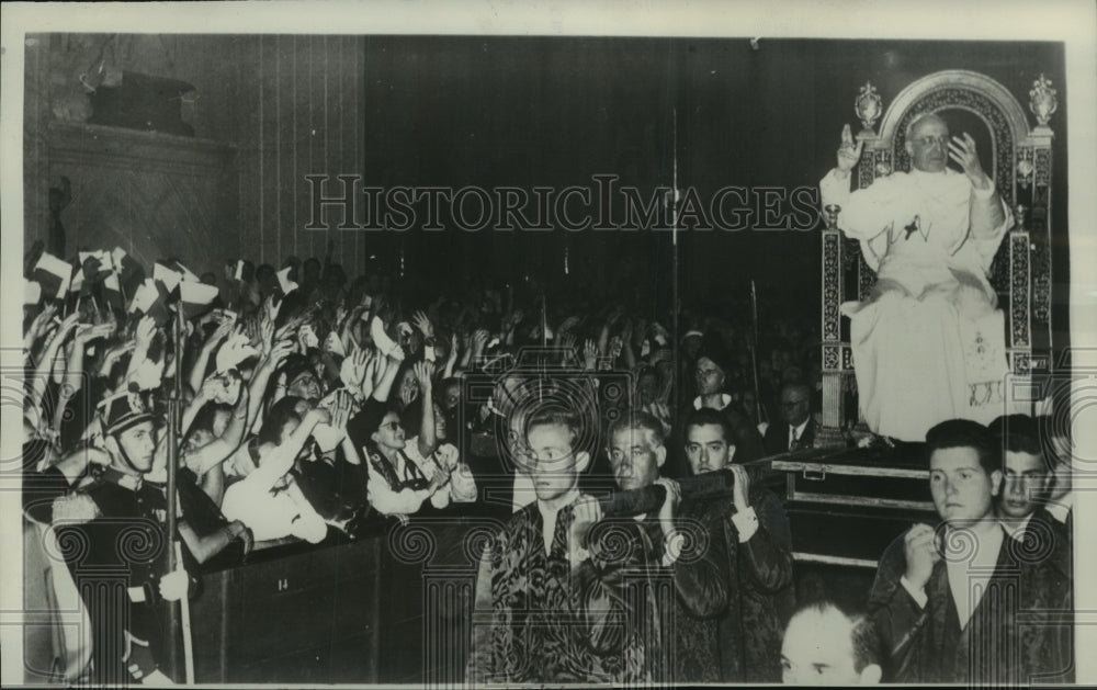 1954 Press Photo Pope Pius XII on his gestatorial chair cheers with the crowd - Historic Images