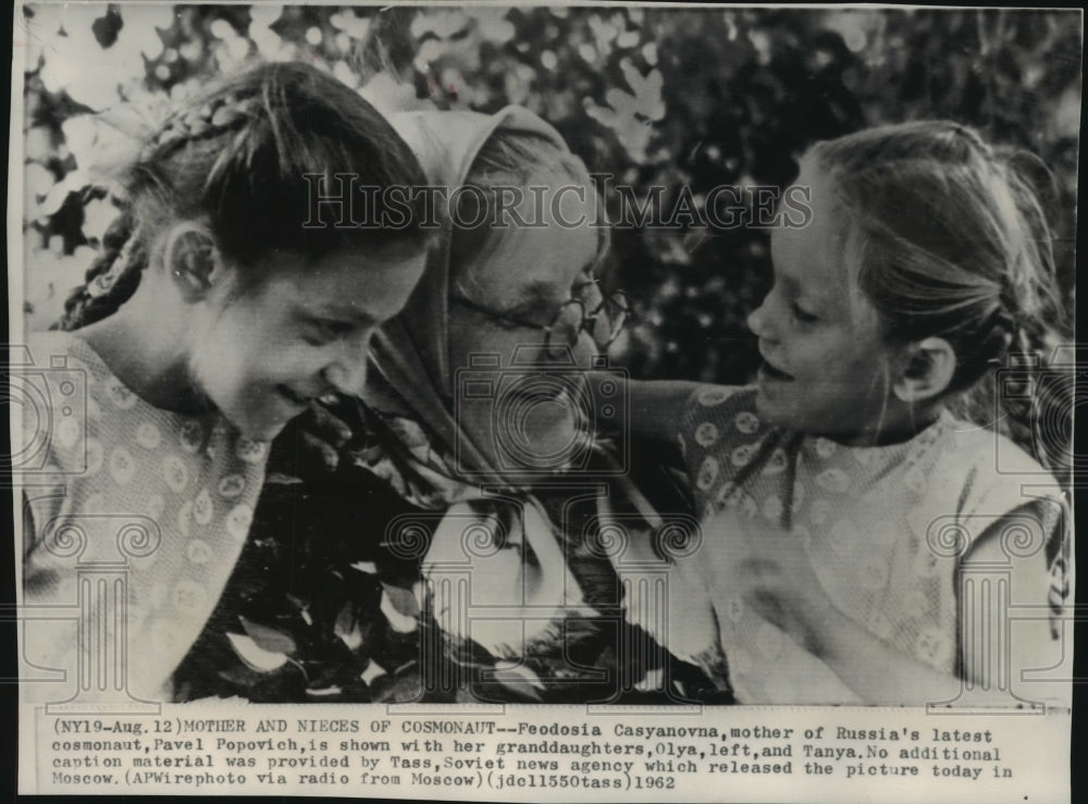 1962 Press Photo Feodosia Casyanovna, Olya, Tanya Popovich, in garden, Russia - Historic Images