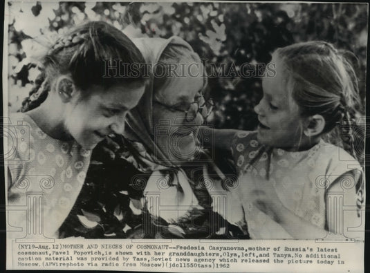 1962 Press Photo Feodosia Casyanovna, Olya, Tanya Popovich, in garden, Russia - Historic Images