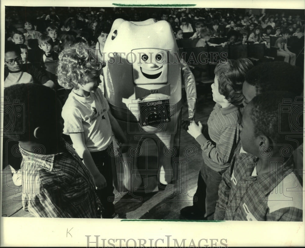 1984, Students at Riley School, Milwaukee meet Happy Tooth the robot - Historic Images