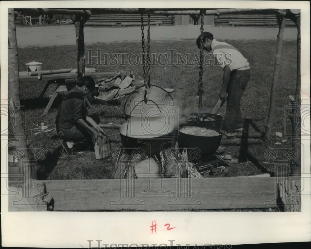 1955 Press Photo Chippewa Indians in Hayward area prepare for harvest feast - Historic Images