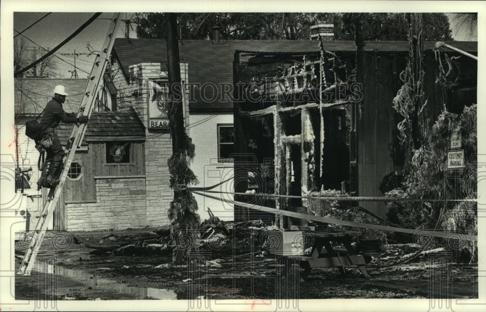 1990 Press Photo Utility crew at work after downtown North Lake, Wisconsin fire - Historic Images