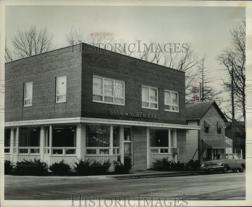 1965 Press Photo The Bank of North Lake, Wisconsin, said to be holdup proof - Historic Images