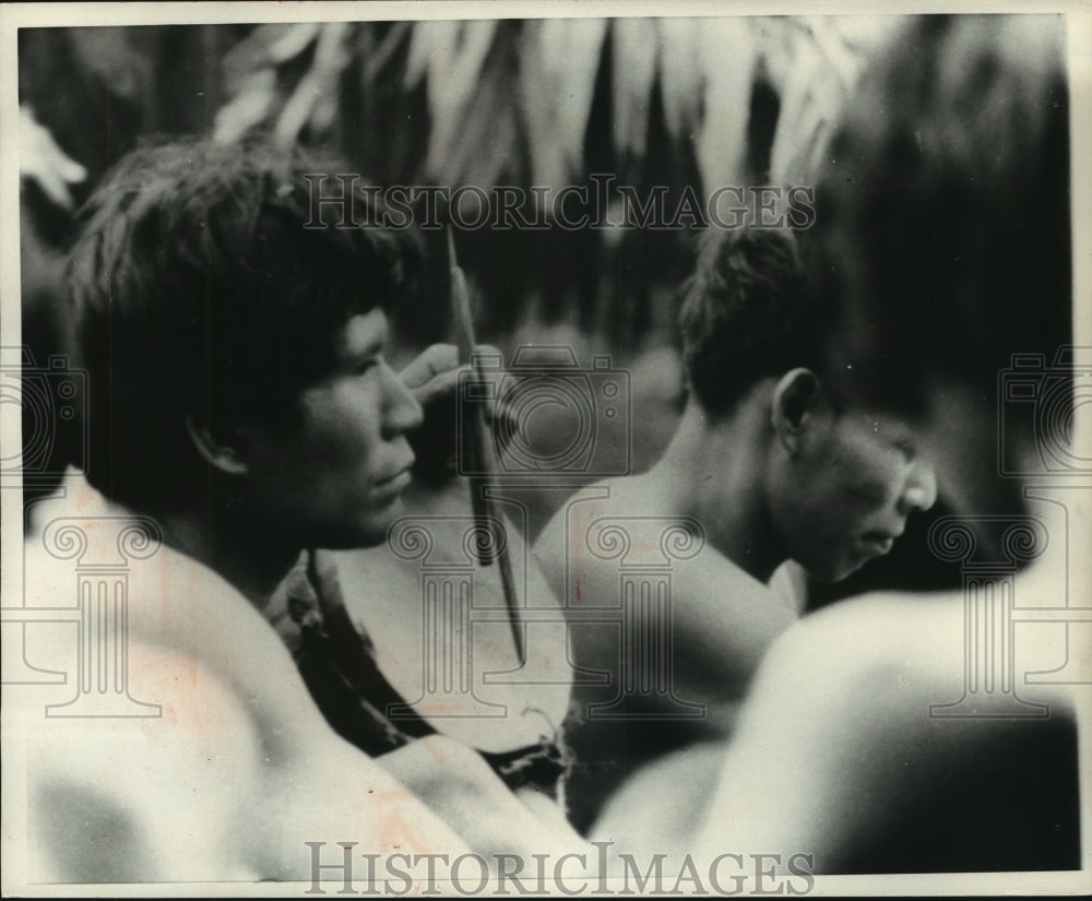 1969 Press Photo A Kashomashiri tribesman of Peru beats a primitive drum - Historic Images