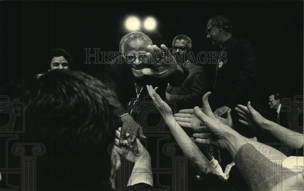 1988 Press Photo South African Archbishop Desmond Tutu at the UW Field House - Historic Images