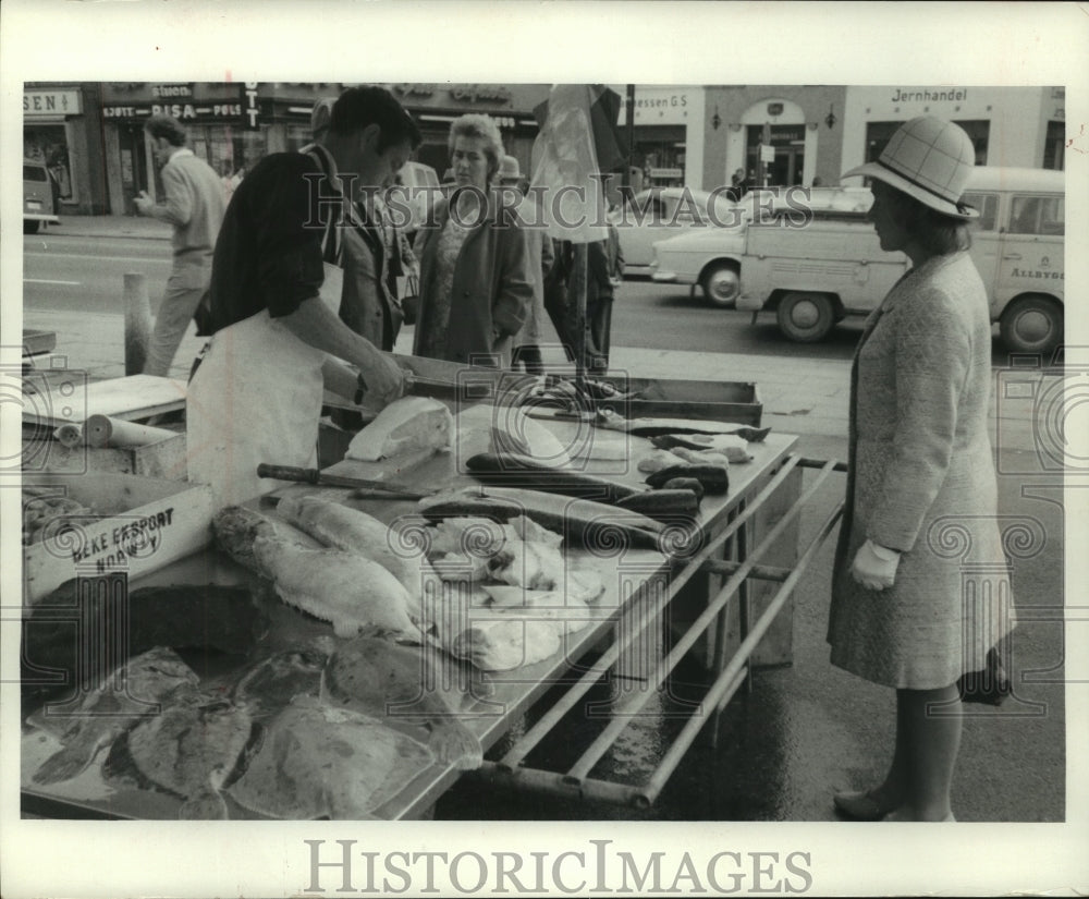 1970 Press Photo Norwegian housewives shop for fish in Bergen outdoor market - Historic Images