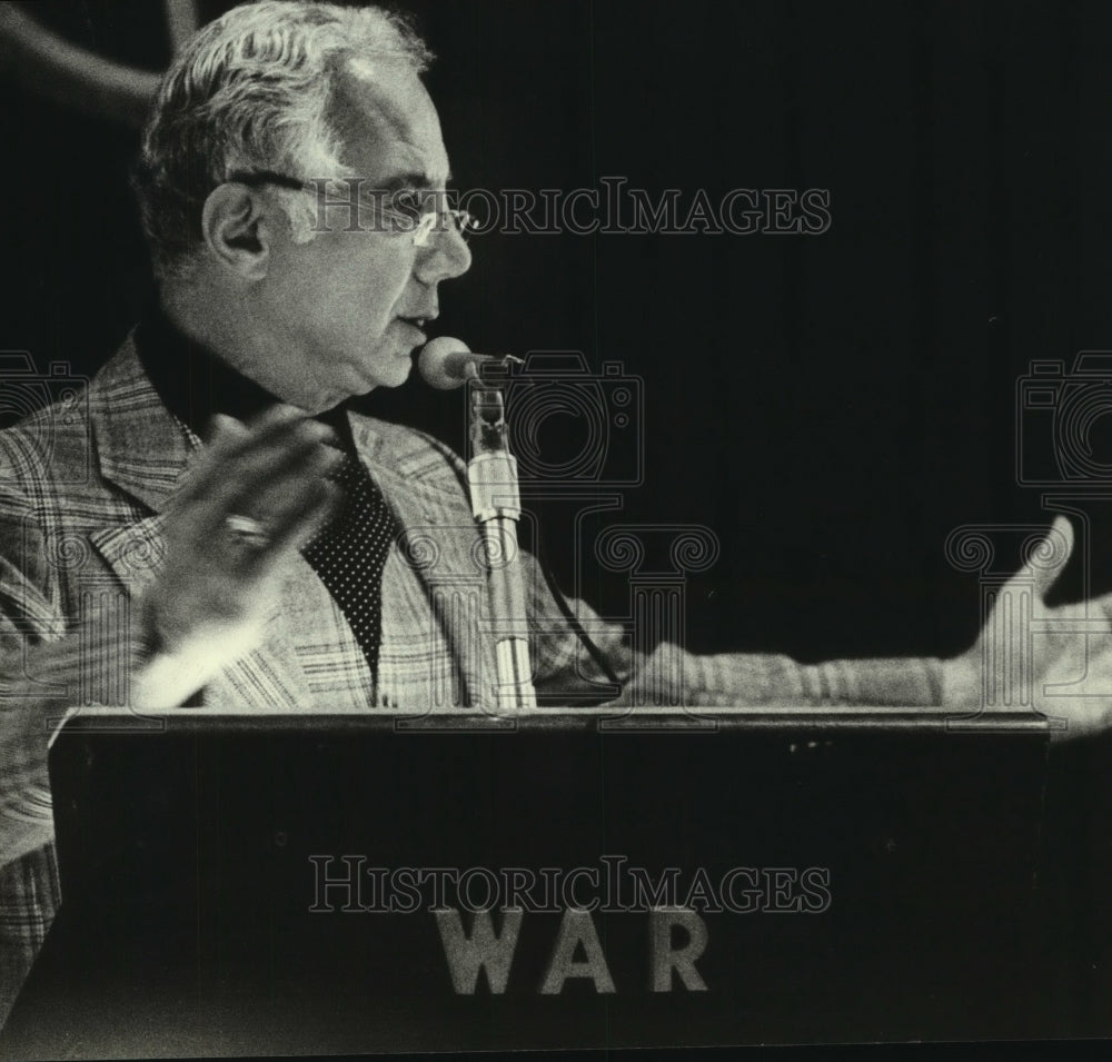 1980 Press Photo Judge Christ T. Seraphim speaking to Kiwanis Club - mjc07998 - Historic Images