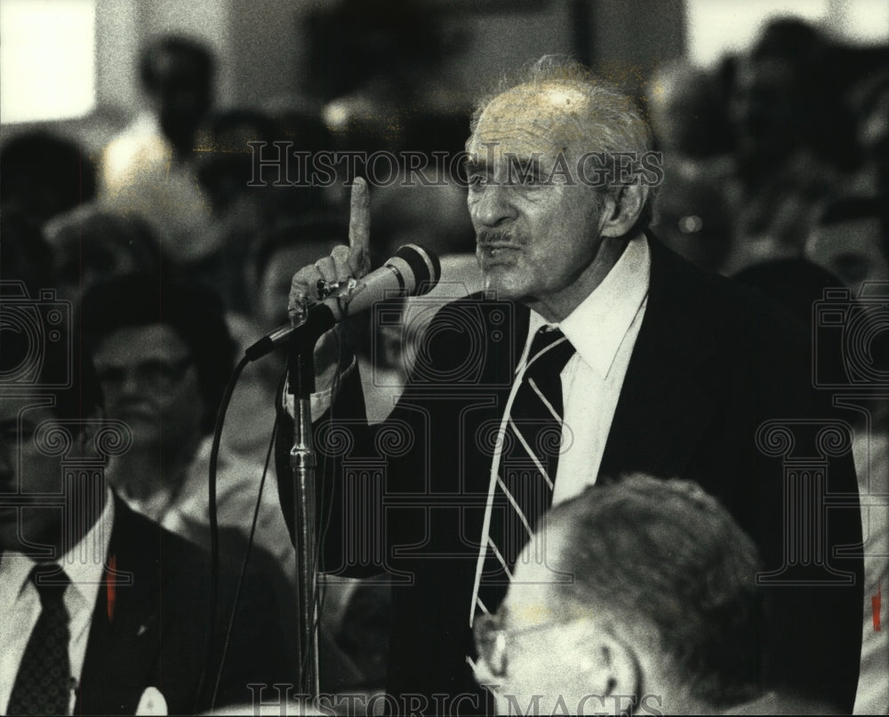 1990 Press Photo Horace Simson speaks against property taxes, Milwaukee - Historic Images